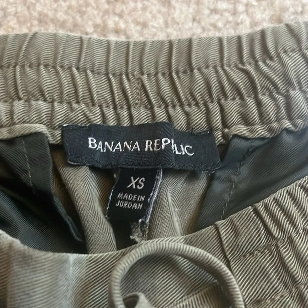 Banana republic drawstring pant, 100% Lyocell.  Olive green xs